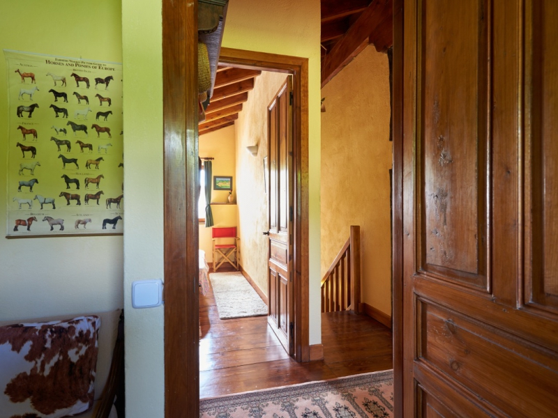 casa-rural-labetxea-baraibar-aralar-navarra-Salita, habitación y escalera.jpg