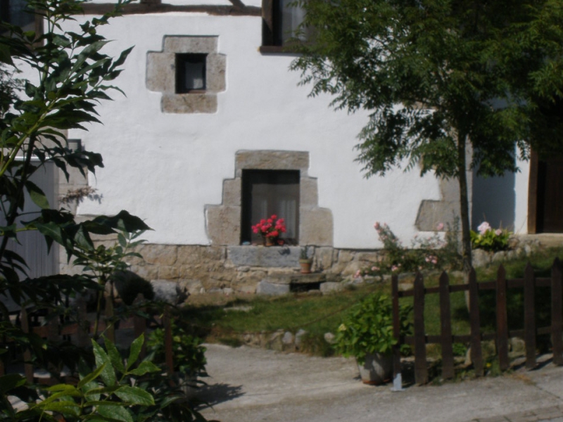 casa-rural-labetxea-baraibar-aralar-navarra-Casa Rural Navarra-Paseos a caballo Navarra-Ventanuco de la fachada.JPG